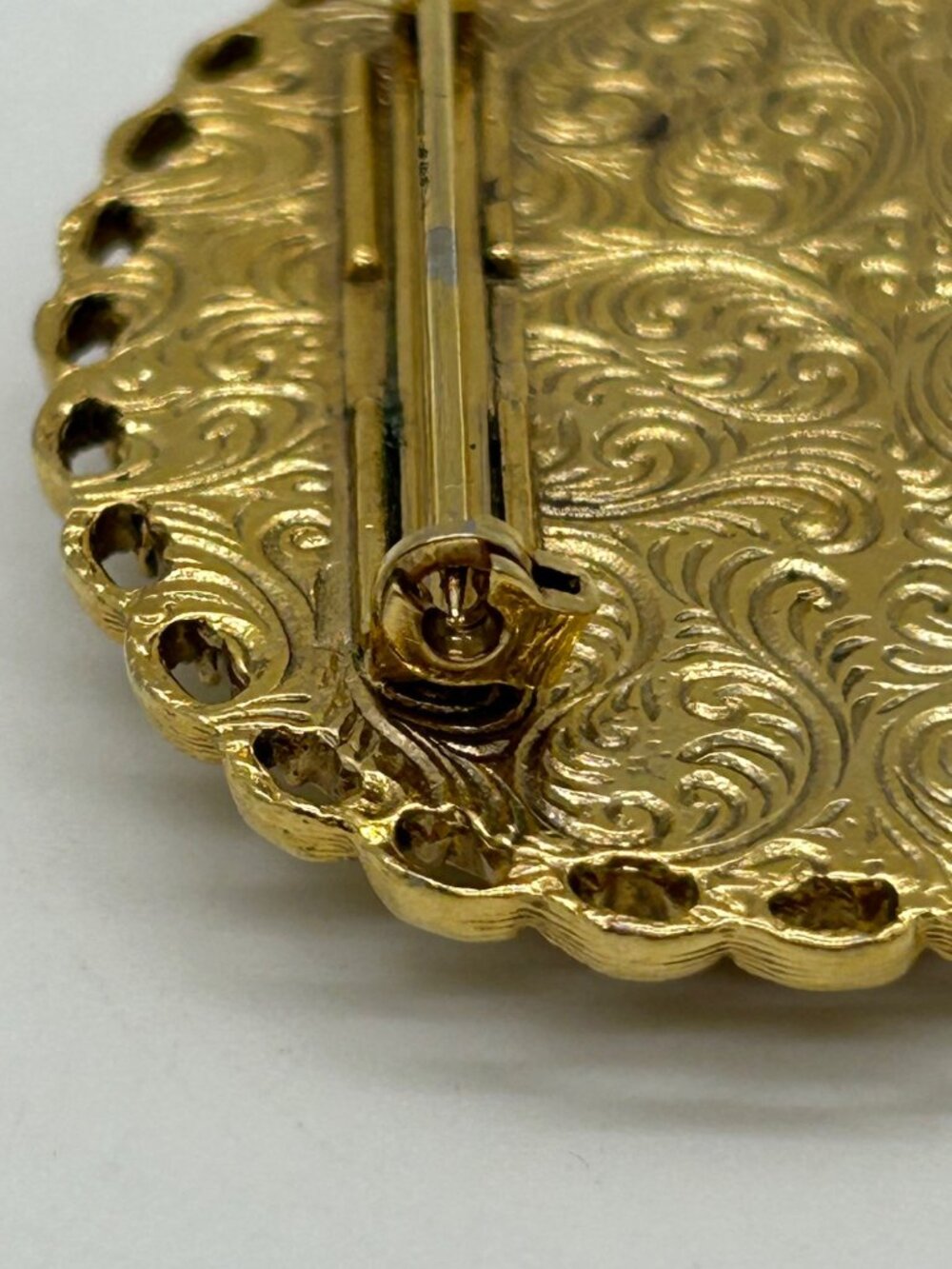 1928 Lotus Flower Brooch Oval Cameo Gold-Tone Filigree Frame Vintage Floral Desi - Picture 9 of 10